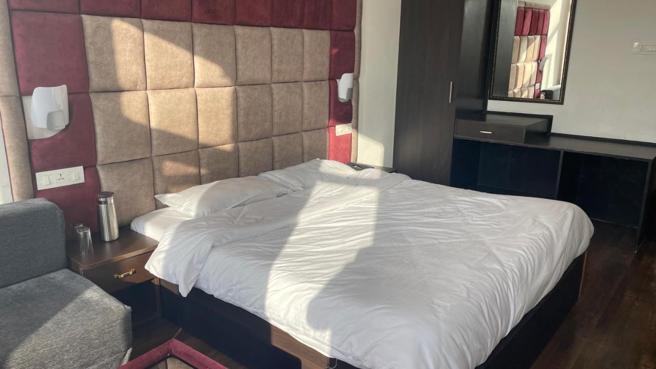 Hotel Senorita Srīnagar エクステリア 写真