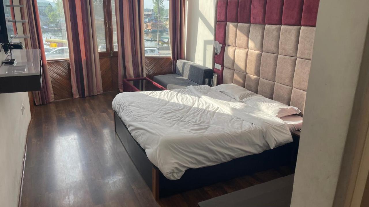 Hotel Senorita Srīnagar エクステリア 写真